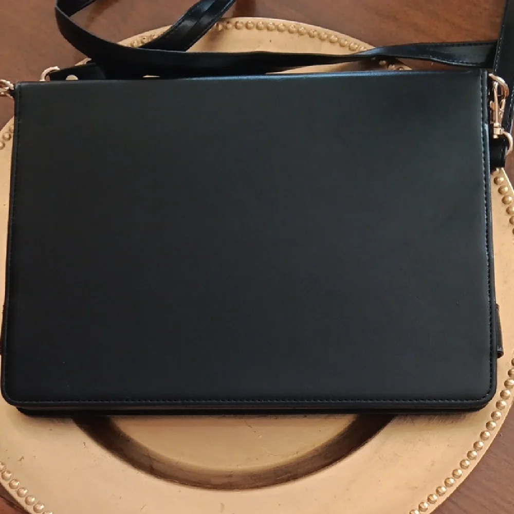 NWOT Black Crossbody Folio Case Over-Shoulder Strap Snaps Pencil Holder 9-10